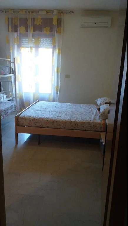 Room-quadruple Room for a Totally Relaxi