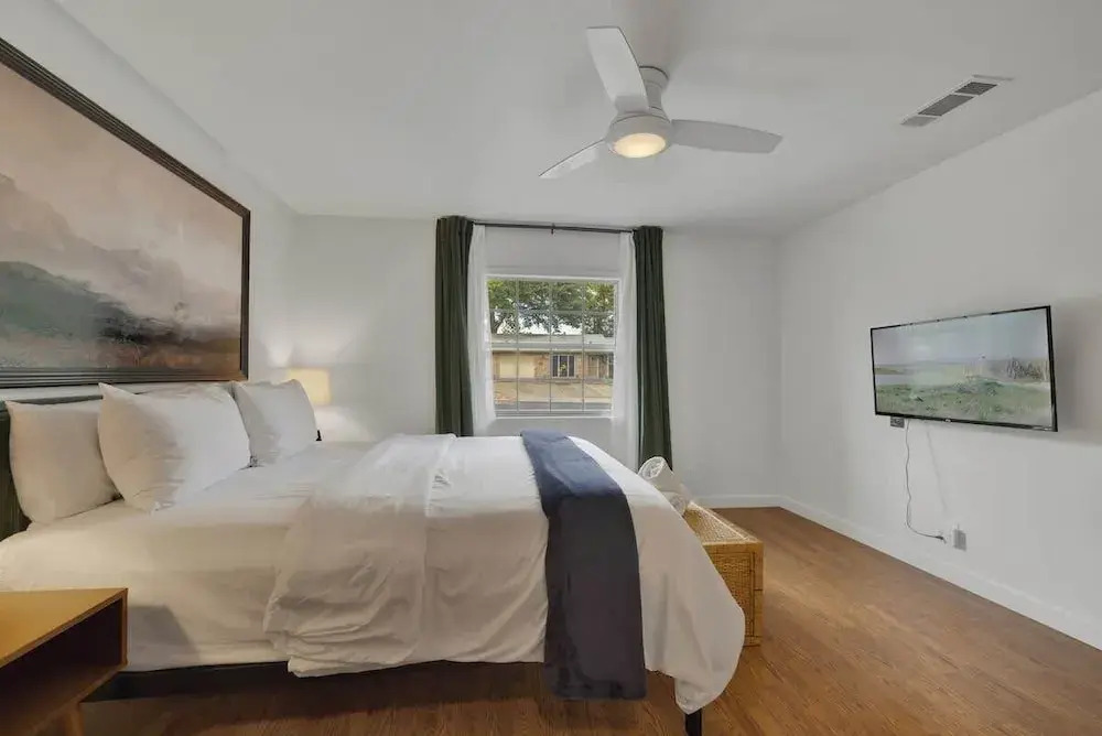 Elegant and Stylish Glenmoor Abode - 5 min to Town