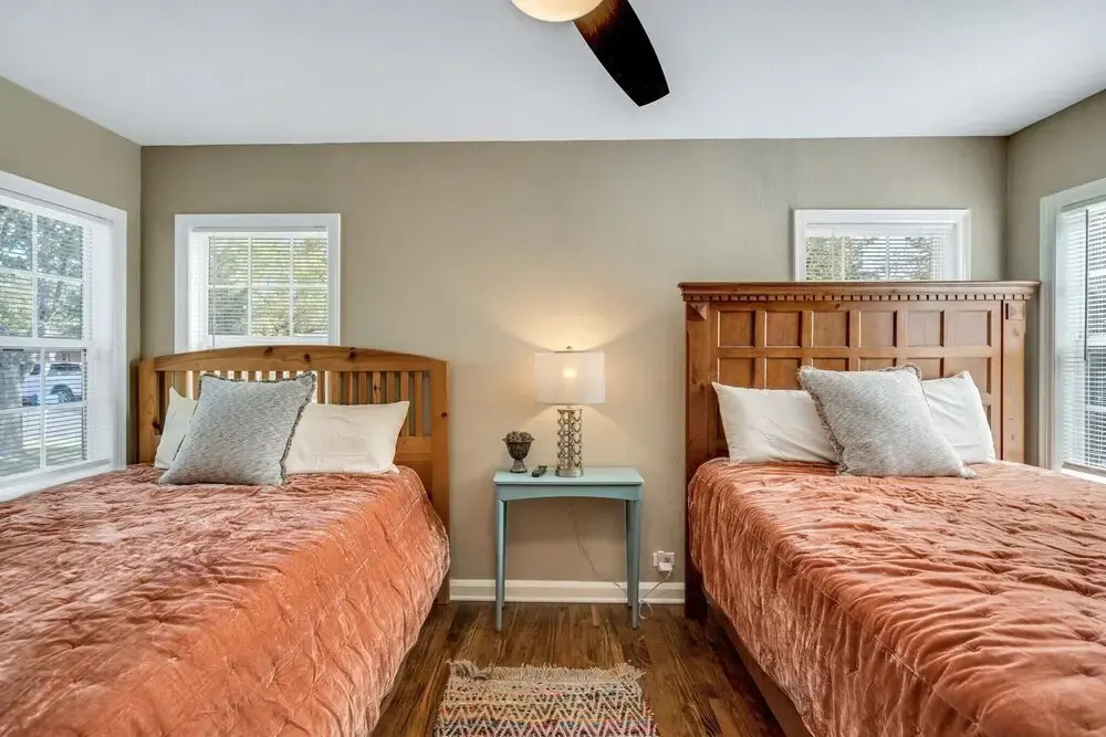 Charming Bungalow W/hot tub 5min to Main St!