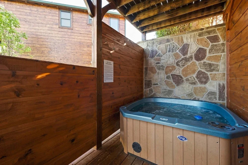 Gatlinburg Mountain Lodge 5 Bedroom Cabin