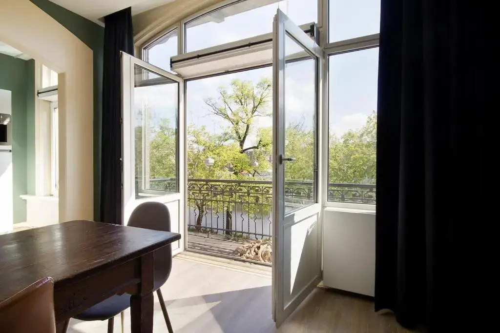 Spacious 4P Canal Apartment