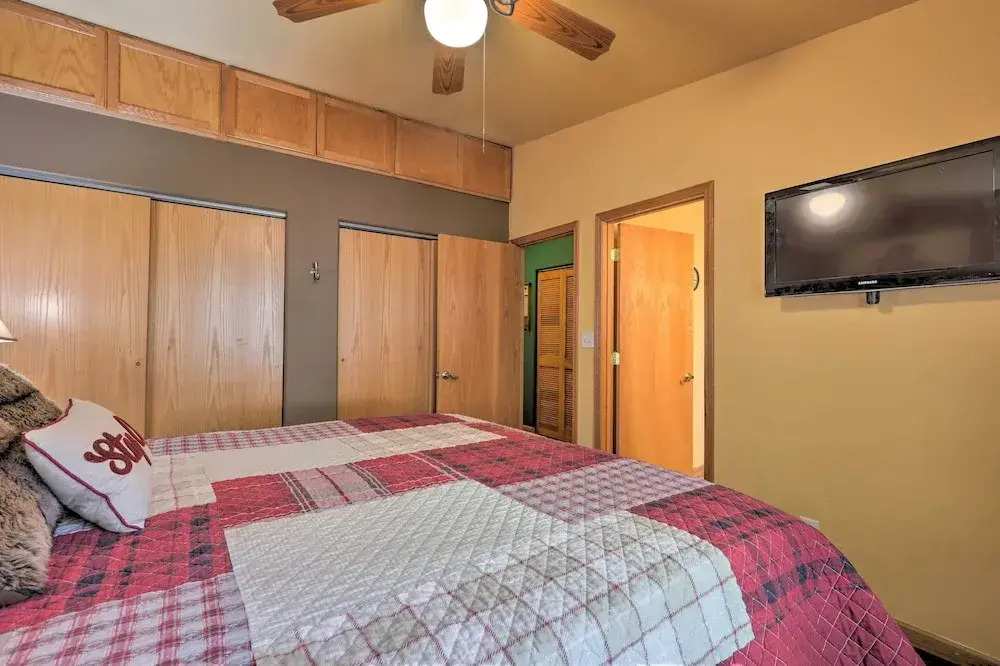 Rustic Cabin w/ Deck ~ 4 Mi to Old Town Flagstaff!