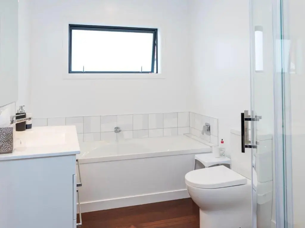 Poolside Retreat - Picton Holiday House Waikawa