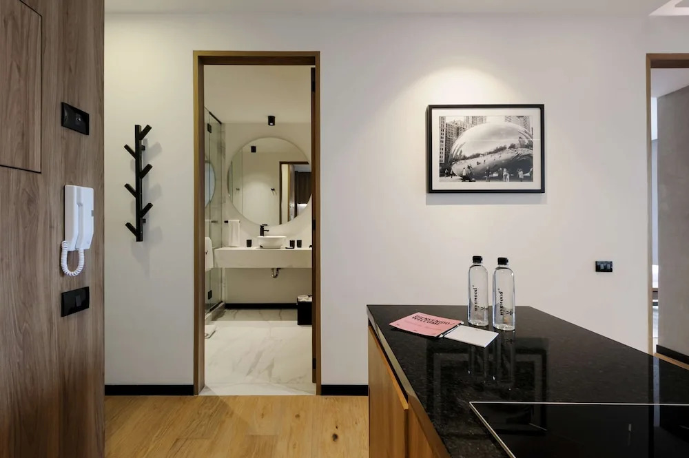 w Deluxe 1BR With Elegant Balcony in Roma Nte