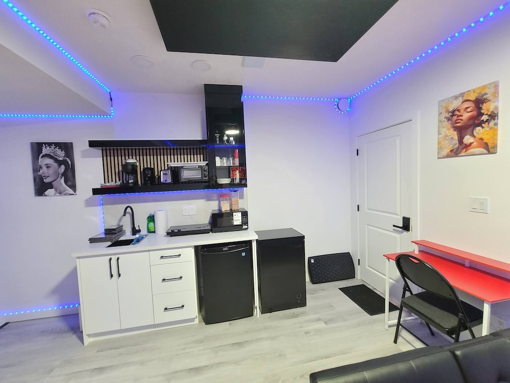 Swithome Properties Cozy Studio Pond View, Near Yeg Airport