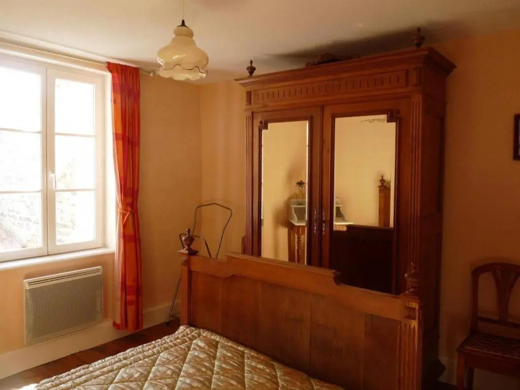 Maison en pierres rénovée avec patio à Ferrières-sur-Sichon - FR-1-489-191