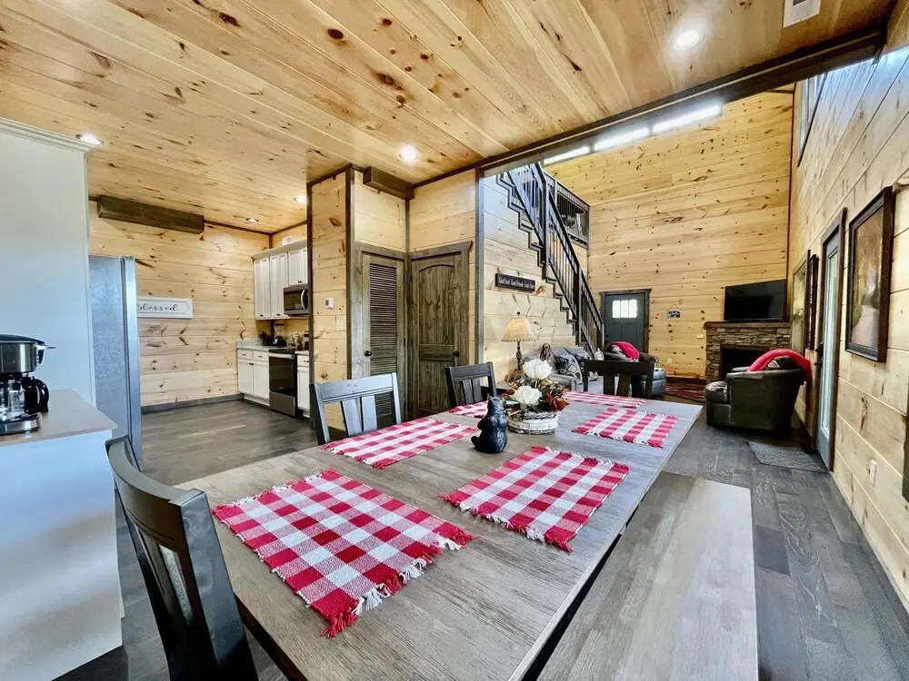 Bearly Behaving 2 Bedroom Cabin by RedAwning