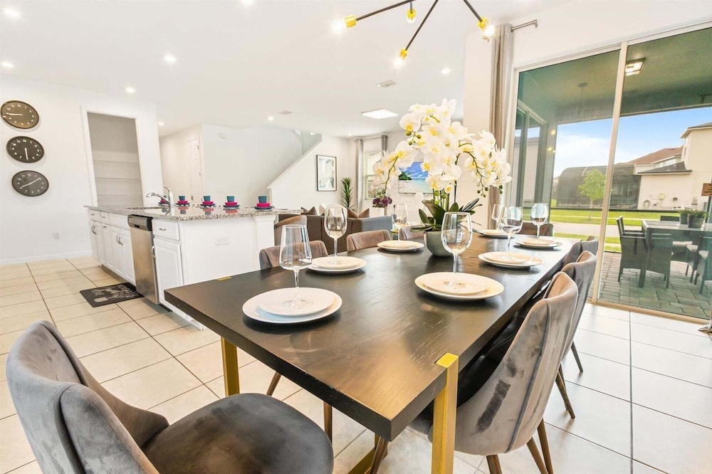 Spacious 6-bedroom Home With Private Pool & Spa in Solara Resort Just 7 Miles to Disney!