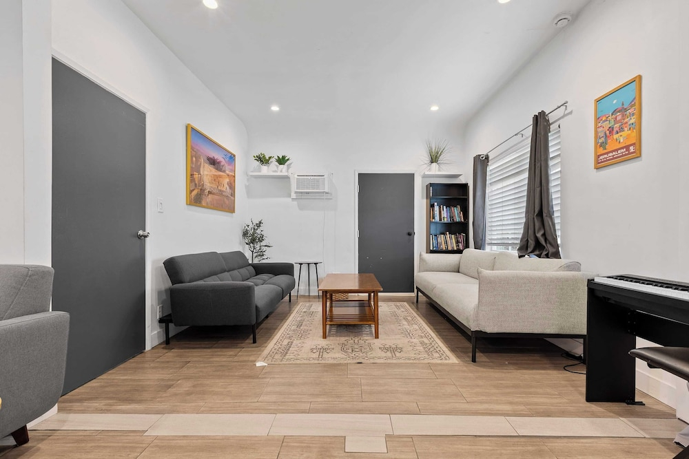 10mins to Rodeo Drive, 15mins to Venice Modern 4bdr Shenandoah by Avantstay