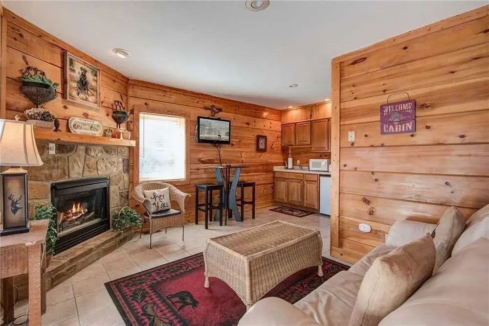 Another Day Inn Bearadise 2 Bedroom Home with Hot Tub