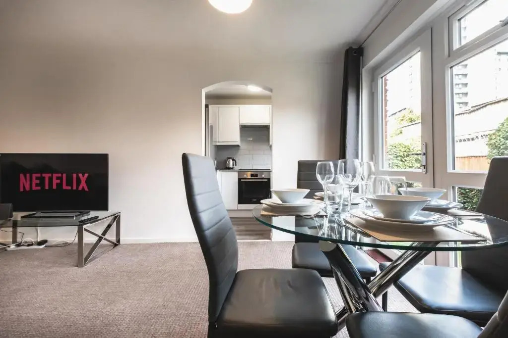 BEST PRICE - Fantastic 2bed 2bath City Centre Apartment! 1 Double bed, 3 Singles or Kingsize, Sofabed, Smart TVs, FREE PARKING