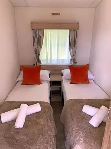 Rose Lodge - Hot Tub Getaway - Percy Woods - Pet Friendly