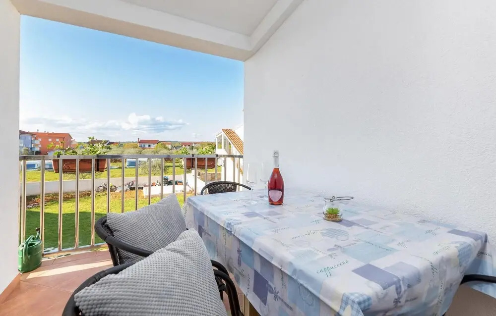 Amazing Apartment in Valbandon With Wifi and 2 Bedrooms