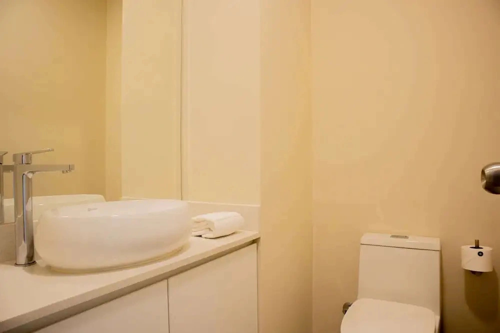 w Enchanting 2BR w Balcony Near Kennedy Park