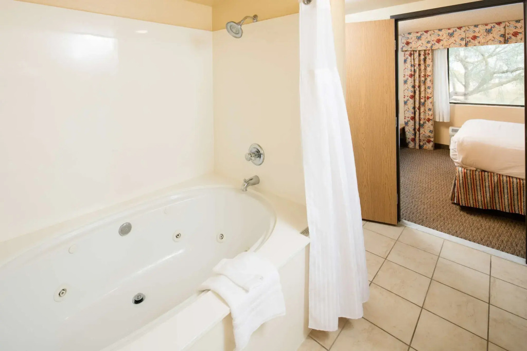 Red Lion Inn & Suites Goodyear Newly Renovated
