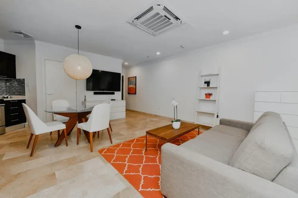 Amazing 1BR 2BA Condo Great Location w Pool GYM