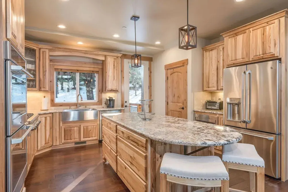Expansive 6br W/ Hot Tub, Pool Table & 4 Balconies 6 Bedroom Home