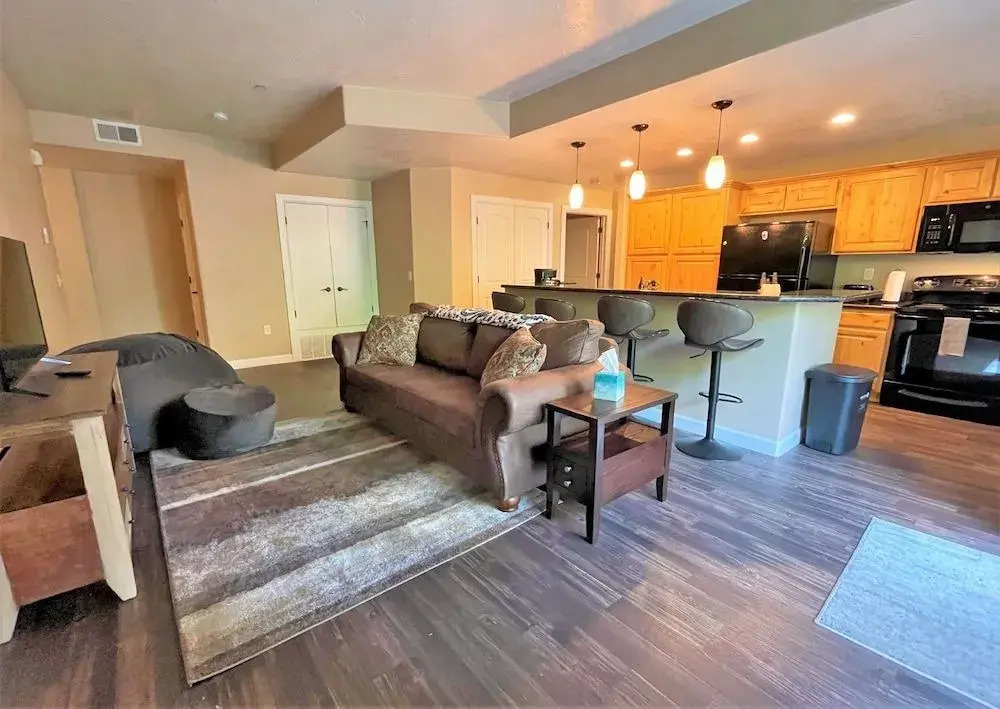 New Bridges D414 Listing 3 Bedroom Condo by RedAwning