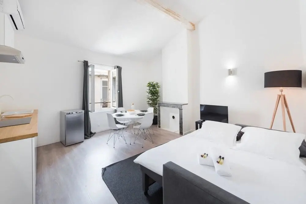 Large 1 Bedroom Apartment "rue de la Loge"!