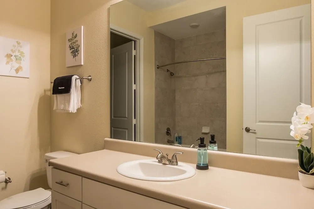 2 BR Suite with balcony by Frontdesk