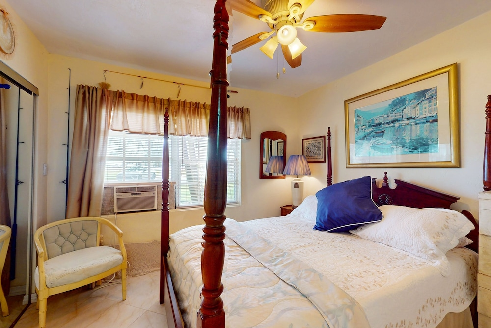 Spacious Lakefront House With Private Dock , gas Grill, Deck and Patio