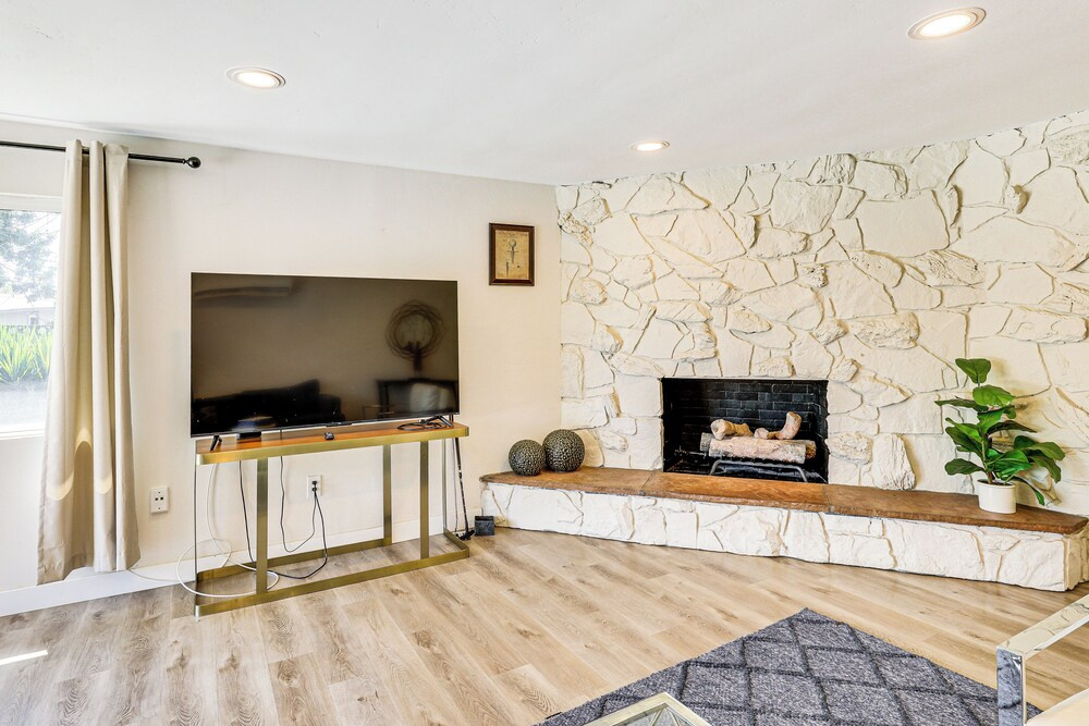 Modern Gem w/ Outdoor Oasis: 5 Mi to Lake Jennings