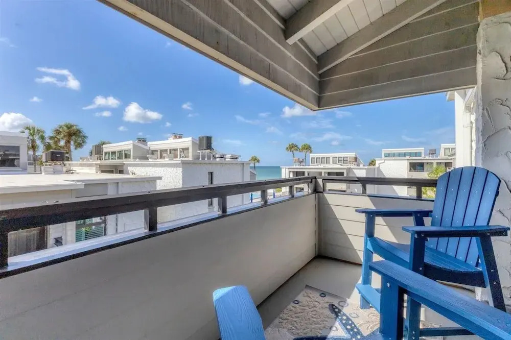 Venice Beach Two Bedroom Private Condo with Community Pool, Gulf Beach Access and Water Views! 2 Condo