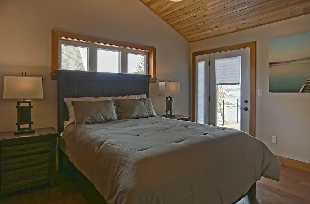 Lakefront Cottage with Stunning Lakeview