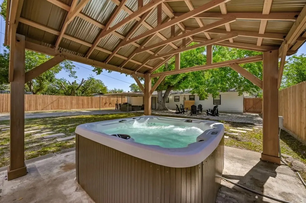 Stunning Home 3 min to Main W/hot tub and Firepit!