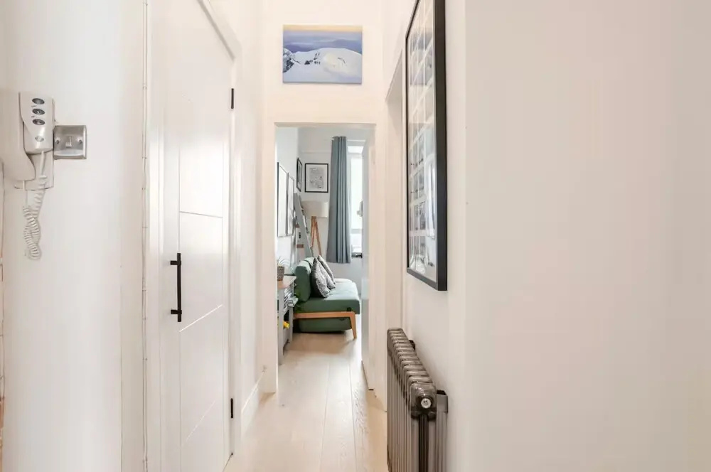 Warm, Upgraded Top-floor Flat in Finnieston