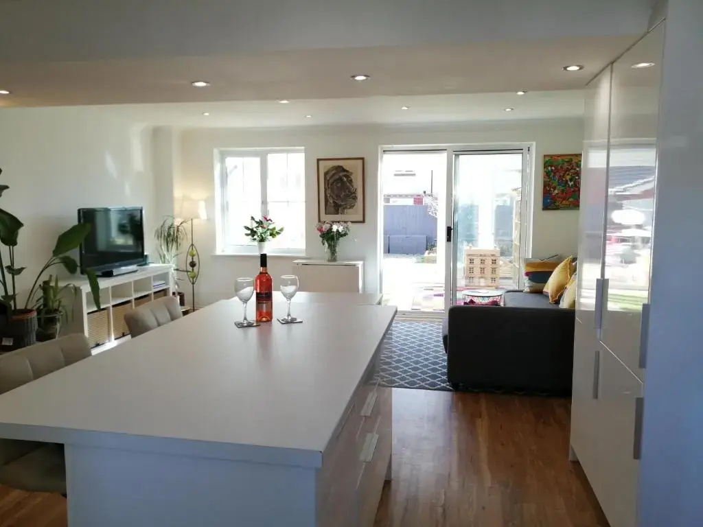 Spacious townhouse with sea views near Cardiff