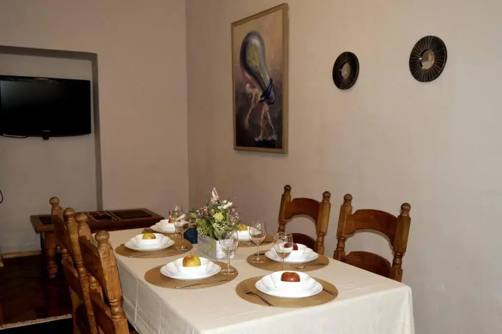 Unique Spacious Classic 3bedroom Midtown Apartment ! FREE parking ! BILLIARD room !