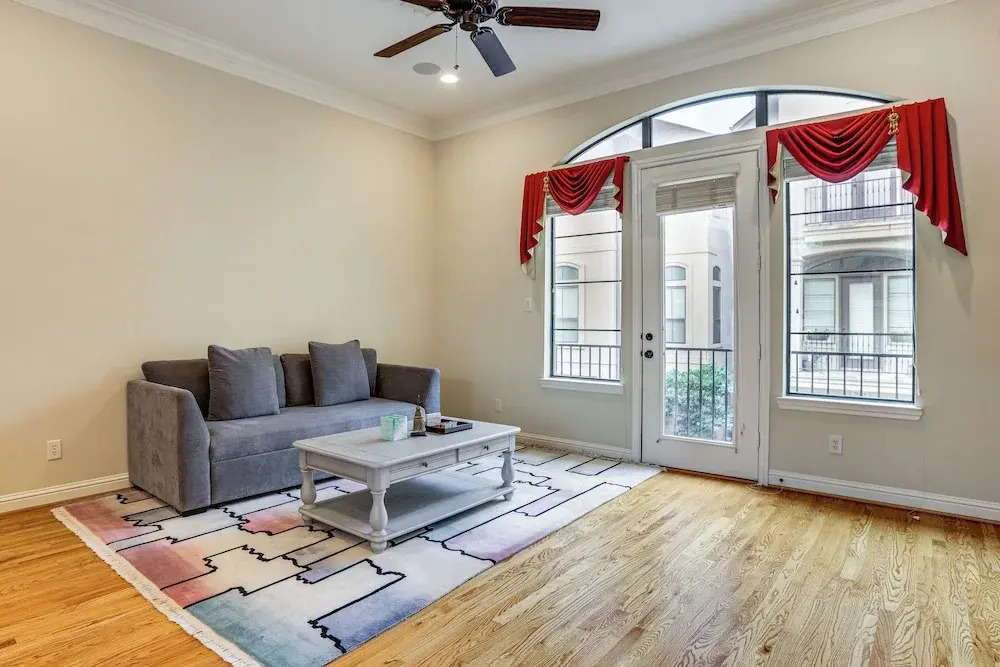 Walkable + Group-friendly: Houston Home By Stadium