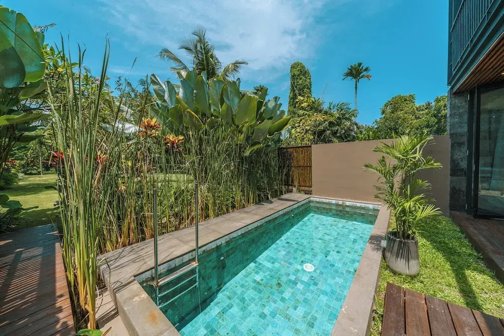 Villa RIZR: Industrial 3BR villa nearby Berawa Beach