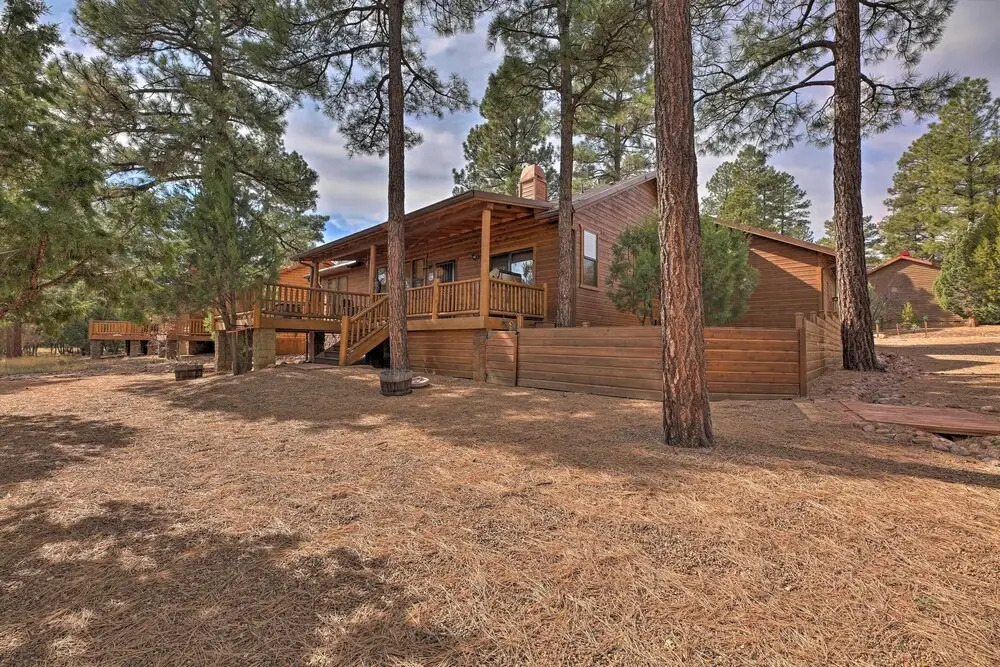 < 4 Mi to Fool Hollow Lake: Cabin w/ Tranquil Deck