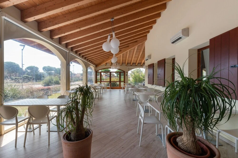 Sunny Coastal Escape in Lido