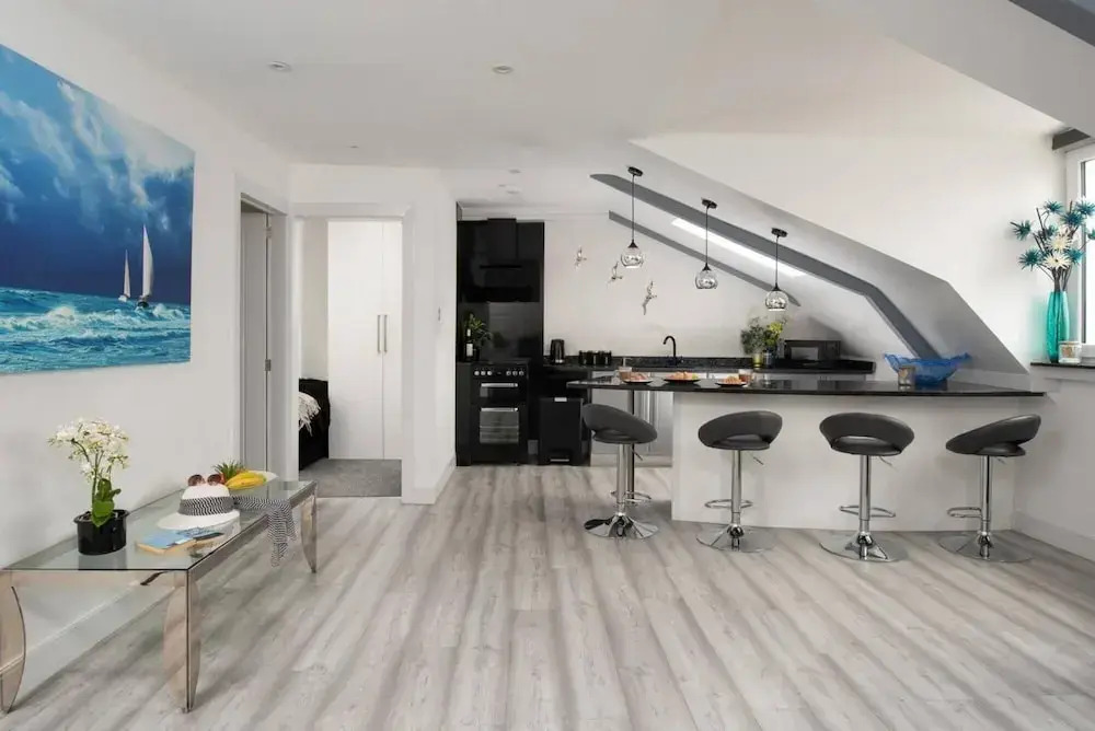 Sandybanks Loft - Penthouse Seaview Apartment on Promenade, Torquay
