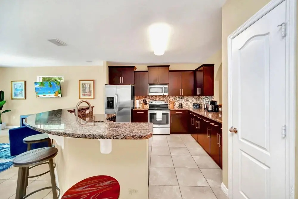 6BR Family Home w Private Pool BBQ Netflix