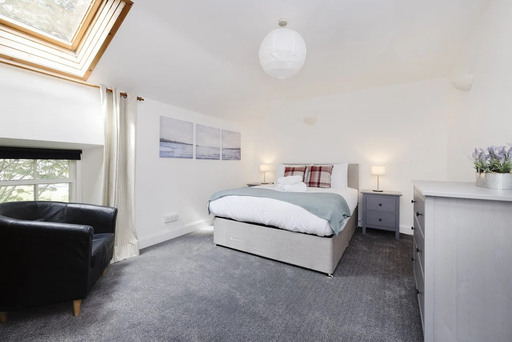 JOIVY Beautiful 2-Br Mews Home, Near Princes Street