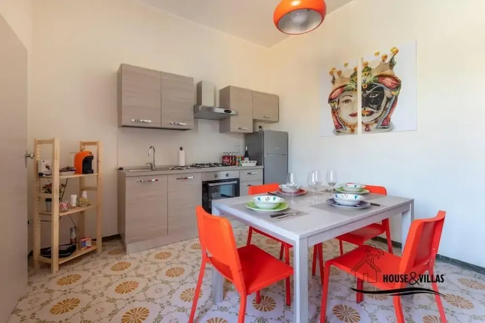 SR-I754-BAIN42A1 - Violet Guest House