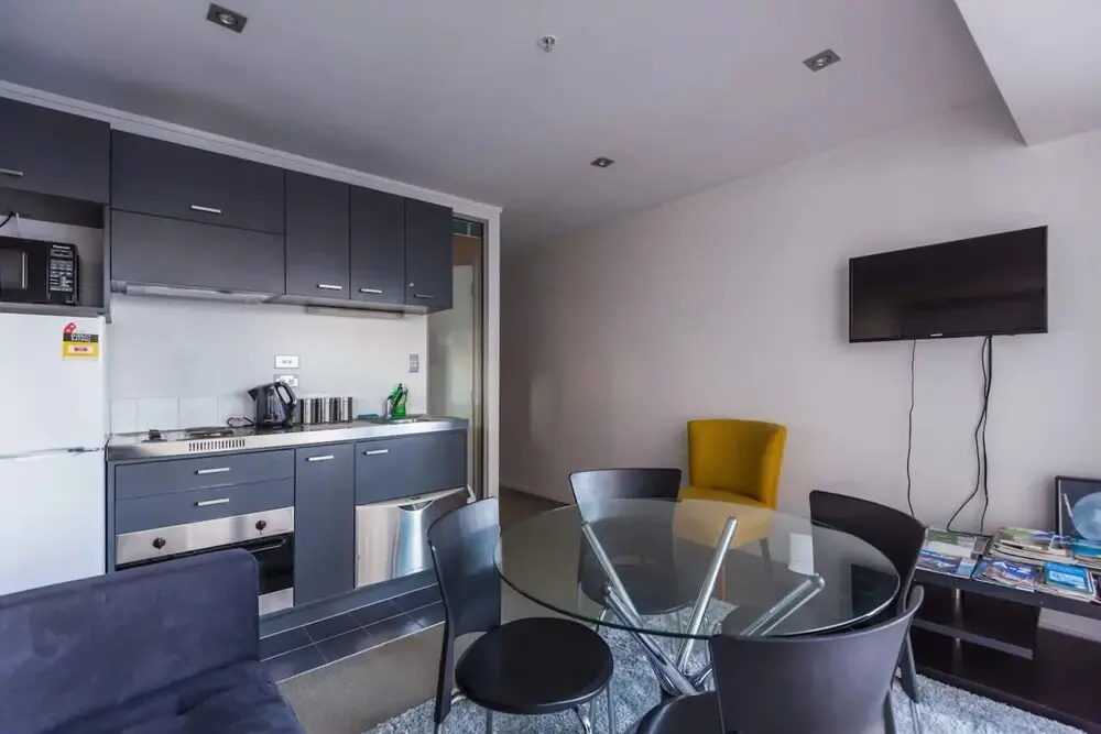 2 Bedroom Auckland Apartment With City Views