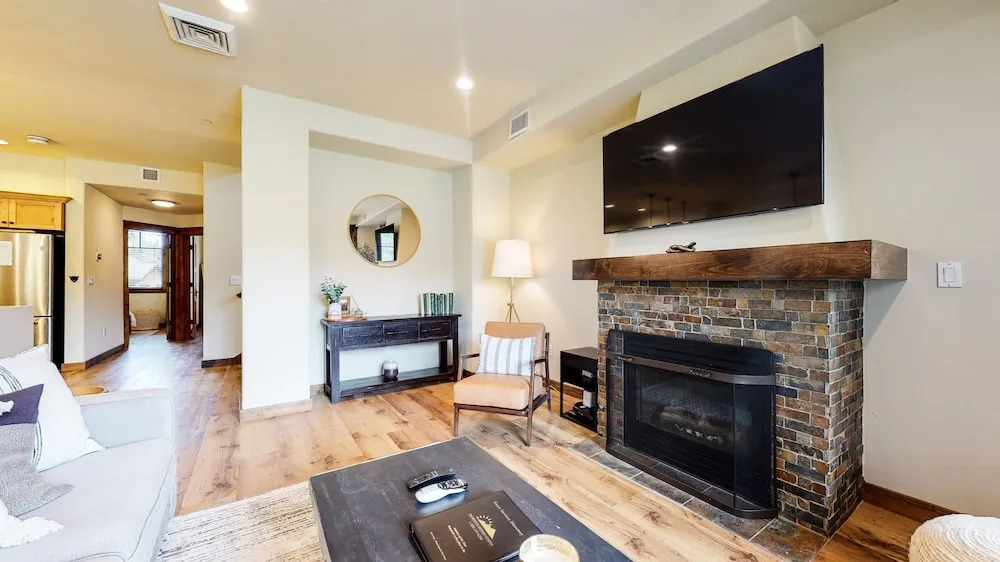 Woodwinds 1265 Luxury Townhouse, Private Hot Tub, 2 Car Garage by RedAwning