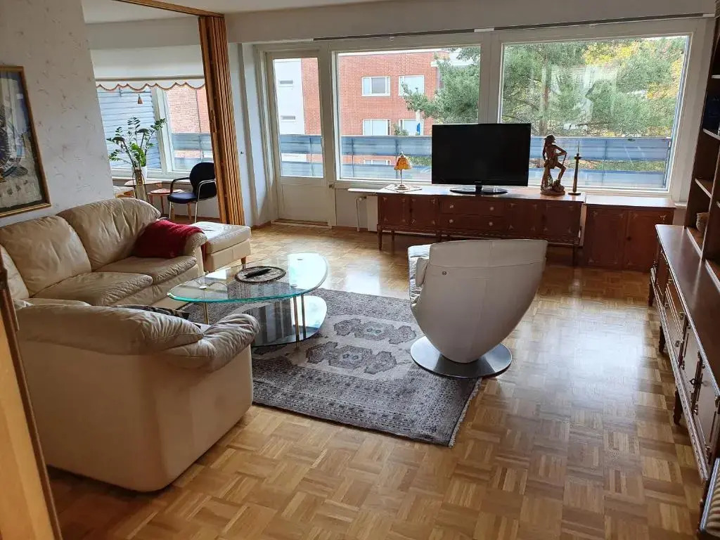 Large apartment with 4 bedrooms, central location