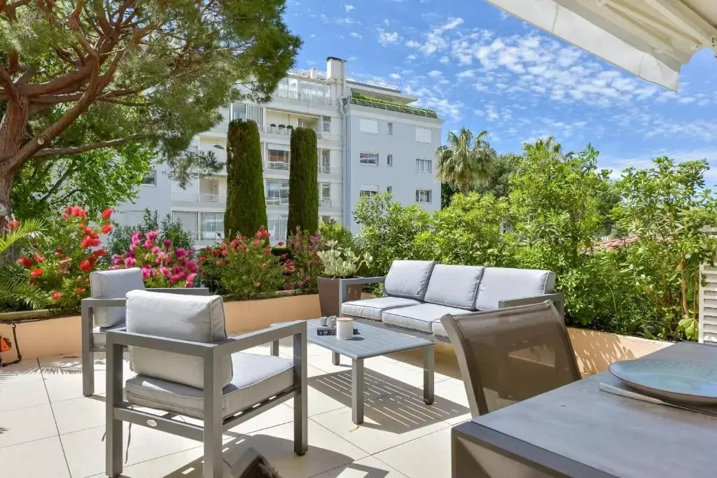 SERRENDY Luxury accommodation large terrace walk to the beaches