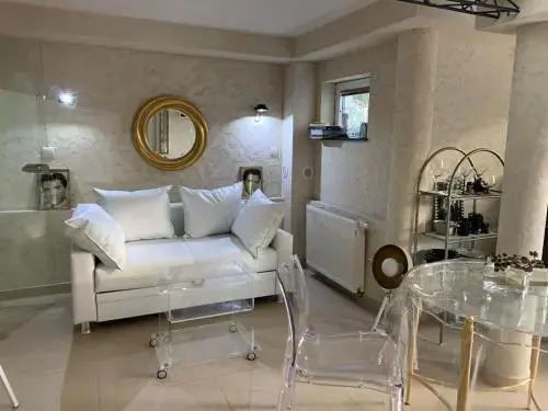 Hollywood Studio Apartments