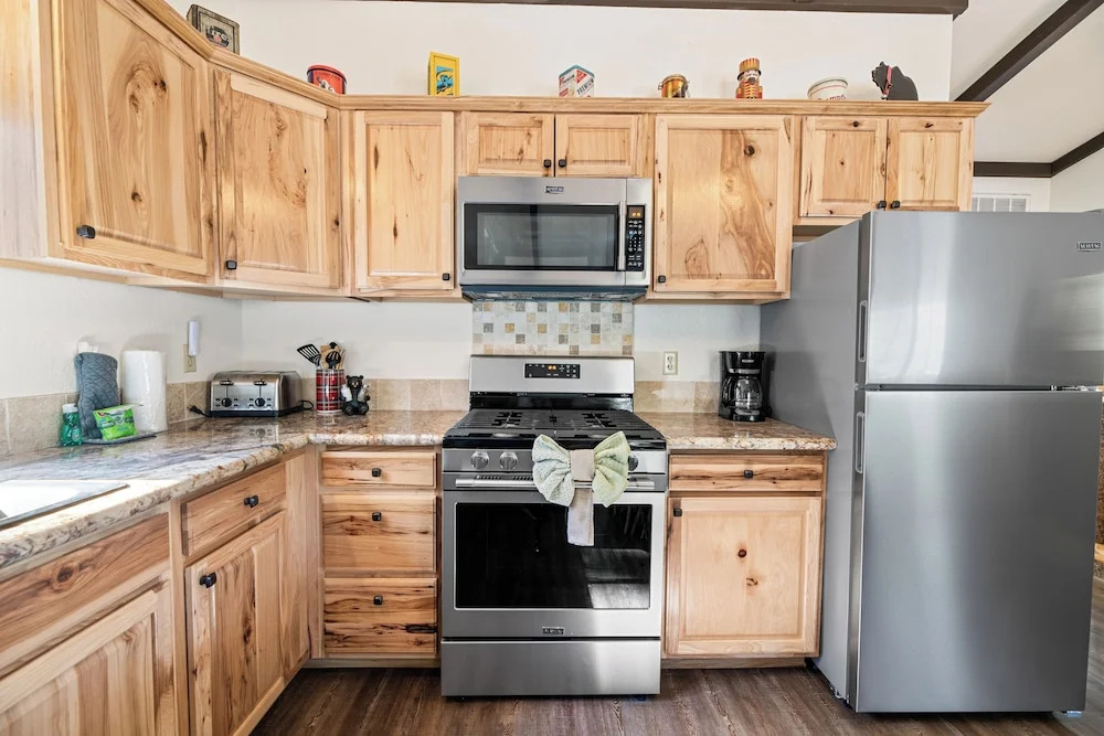 High Hopes - Walk to Lake & Village, Bumper Pool, Fireplace