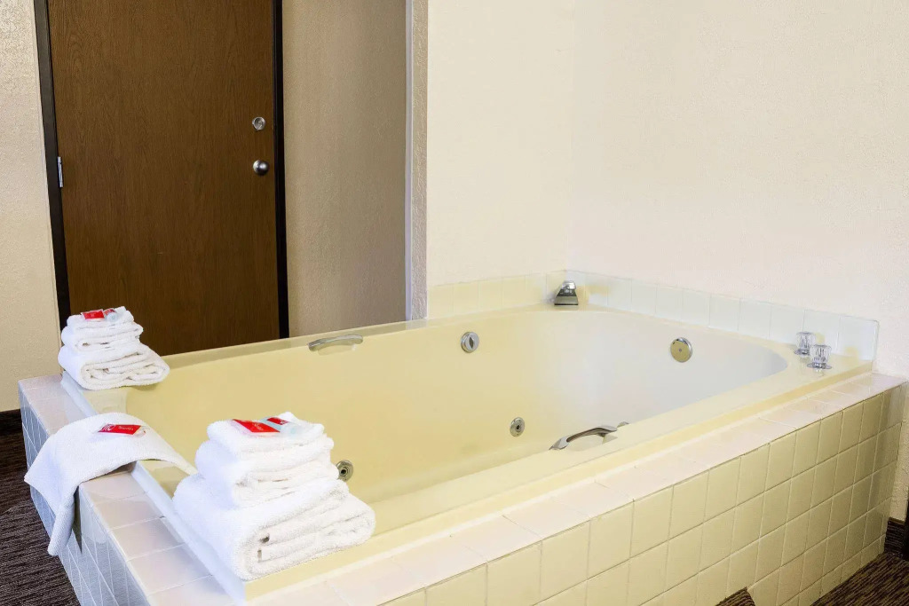 Econo Lodge, Downtown Custer Near Custer State Park and Mt Rushmore