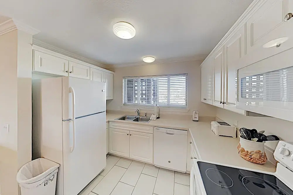 New Listing! Beachfront Gem W/ Pools & Docks 2 Bedroom Condo
