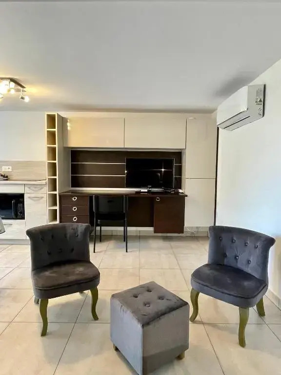 Studio classé 3 étoiles de 36 m2, indépendant dans villa avec piscine