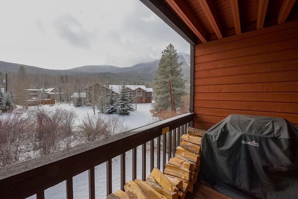 Mountainside  229e 1 Bedroom Condo by RedAwning